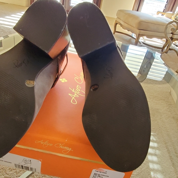 NEW BOOTIES - Picture 5 of 9